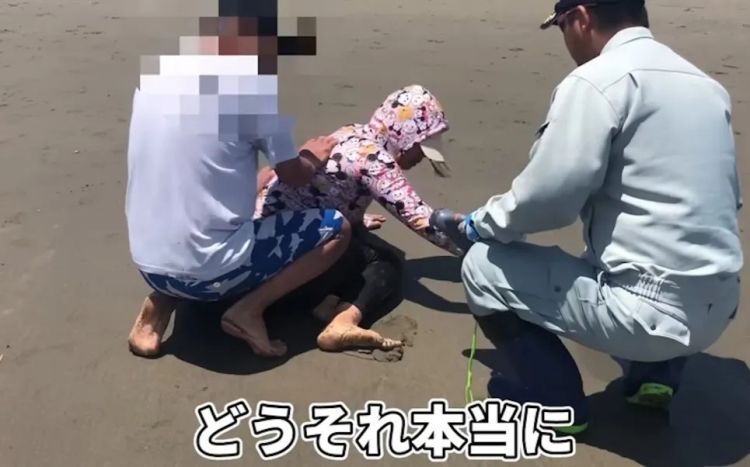 日本网友破防了!中国女子在海滩徒手偷挖3公斤蛤蜊,当场被抓认罪 日本网友破防了!中国女子在海滩徒手偷挖3公斤蛤蜊,当场被抓认罪