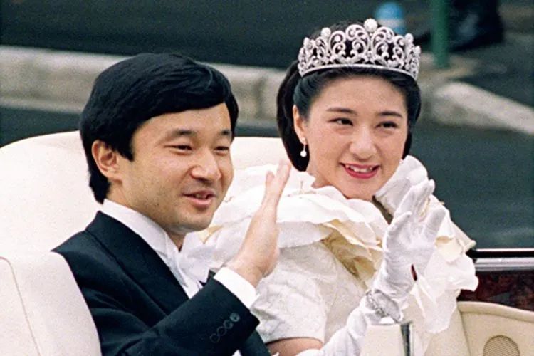 “这一生我会用尽全力守护你”:日本天皇夫妇成婚33周年,重温两人那些治愈温柔的笑容 “这一生我会用尽全力守护你”:日本天皇夫妇成婚33周年,重温两人那些治愈温柔的笑容