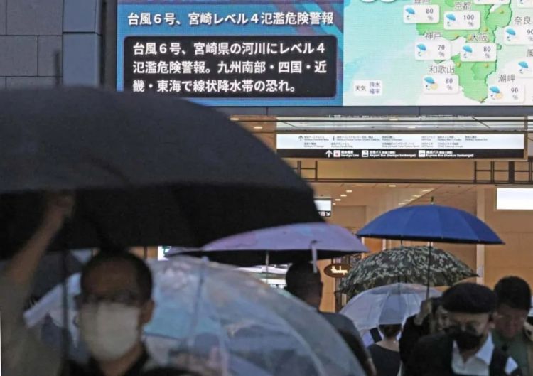 东京某大学台风登陆时还继续上课，学生却连连叫好？日网：就算学校炸了他们也不停！