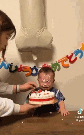 日本女人把1岁小孩头部塞进蛋糕,周围人却狂笑不止!连日娱女星都直呼心碎…… 日本女人把1岁小孩头部塞进蛋糕,周围人却狂笑不止!连日娱女星都直呼心碎……