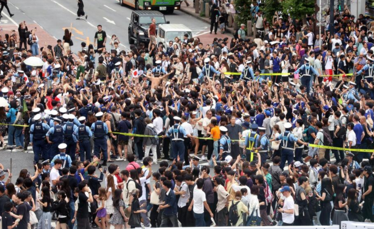 日本队世界杯完胜引发涩谷街头狂欢 人群失控致现场混乱 日本队世界杯完胜引发涩谷街头狂欢 人群失控致现场混乱