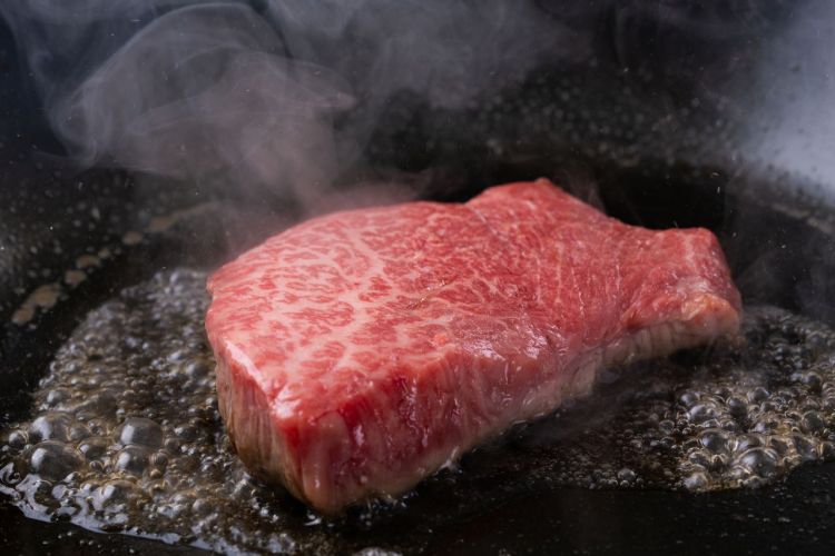 享受和牛独有的风味：脂肪带来醇厚、甘甜与余韵