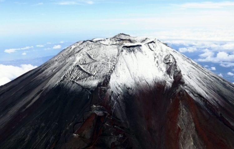 富士山封山期登山者年逾万人 禁令难阻冒险行为