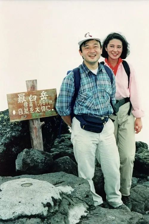 “这一生我会用尽全力守护你”:日本天皇夫妇成婚33周年,重温两人那些治愈温柔的笑容 “这一生我会用尽全力守护你”:日本天皇夫妇成婚33周年,重温两人那些治愈温柔的笑容