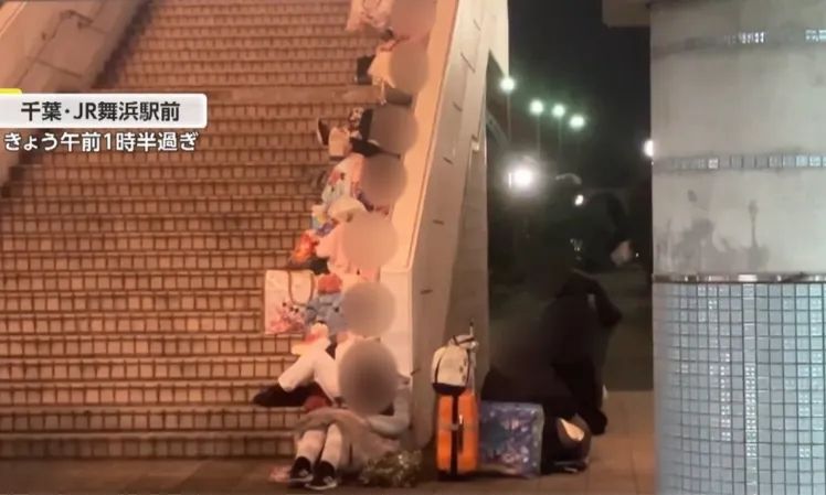 日媒曝中国“黄牛”在东京迪士尼提供非法导游服务赚黑钱?!日网:但官方确实贵得离谱啊…… 日媒曝中国“黄牛”在东京迪士尼提供非法导游服务赚黑钱?!日网:但官方确实贵得离谱啊……