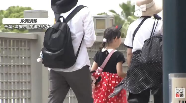 日媒曝中国“黄牛”在东京迪士尼提供非法导游服务赚黑钱?!日网:但官方确实贵得离谱啊…… 日媒曝中国“黄牛”在东京迪士尼提供非法导游服务赚黑钱?!日网:但官方确实贵得离谱啊……
