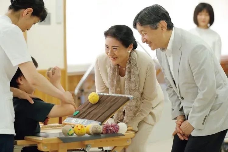“这一生我会用尽全力守护你”:日本天皇夫妇成婚33周年,重温两人那些治愈温柔的笑容 “这一生我会用尽全力守护你”:日本天皇夫妇成婚33周年,重温两人那些治愈温柔的笑容