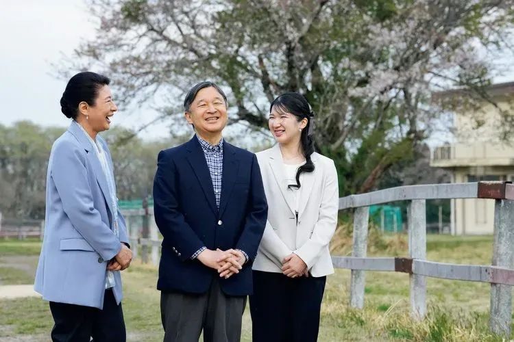 “这一生我会用尽全力守护你”:日本天皇夫妇成婚33周年,重温两人那些治愈温柔的笑容 “这一生我会用尽全力守护你”:日本天皇夫妇成婚33周年,重温两人那些治愈温柔的笑容