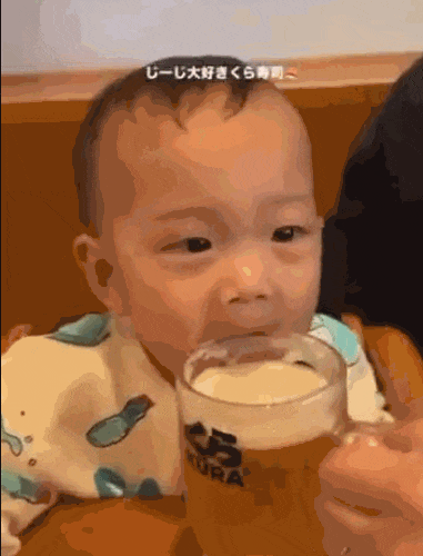 日本女人把1岁小孩头部塞进蛋糕,周围人却狂笑不止!连日娱女星都直呼心碎…… 日本女人把1岁小孩头部塞进蛋糕,周围人却狂笑不止!连日娱女星都直呼心碎……