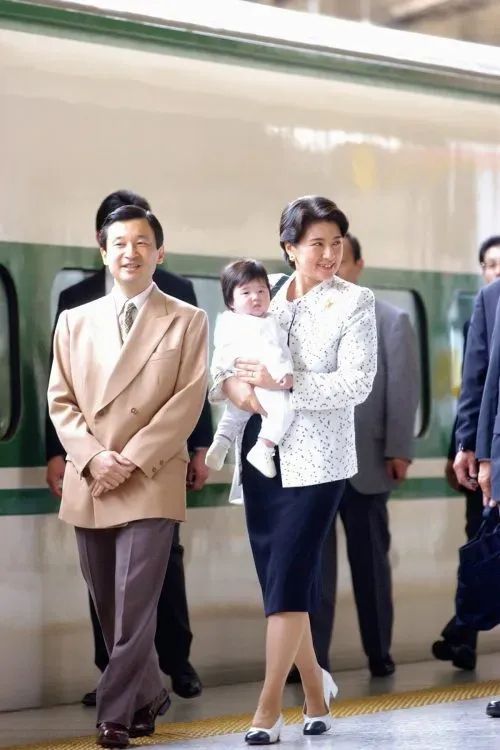 “这一生我会用尽全力守护你”:日本天皇夫妇成婚33周年,重温两人那些治愈温柔的笑容 “这一生我会用尽全力守护你”:日本天皇夫妇成婚33周年,重温两人那些治愈温柔的笑容