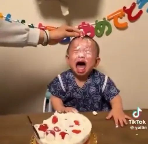 日本女人把1岁小孩头部塞进蛋糕,周围人却狂笑不止!连日娱女星都直呼心碎…… 日本女人把1岁小孩头部塞进蛋糕,周围人却狂笑不止!连日娱女星都直呼心碎……