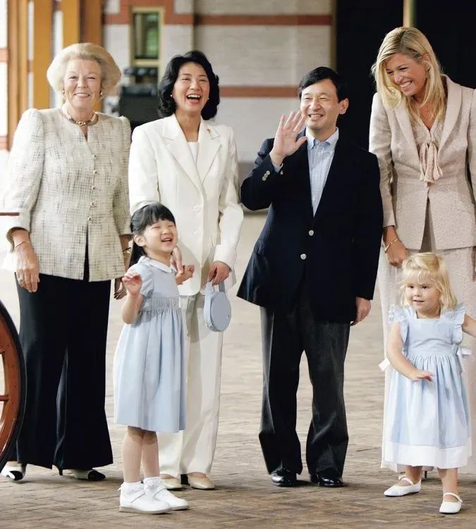 “这一生我会用尽全力守护你”:日本天皇夫妇成婚33周年,重温两人那些治愈温柔的笑容 “这一生我会用尽全力守护你”:日本天皇夫妇成婚33周年,重温两人那些治愈温柔的笑容