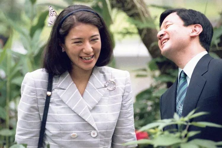 “这一生我会用尽全力守护你”:日本天皇夫妇成婚33周年,重温两人那些治愈温柔的笑容 “这一生我会用尽全力守护你”:日本天皇夫妇成婚33周年,重温两人那些治愈温柔的笑容