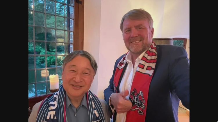 世界杯小组赛日本对荷兰2-2平!社畜熬夜狂欢后转头上班,天皇还去荷兰观赛,全日本到底有多疯狂? 世界杯小组赛日本对荷兰2-2平!社畜熬夜狂欢后转头上班,天皇还去荷兰观赛,全日本到底有多疯狂?