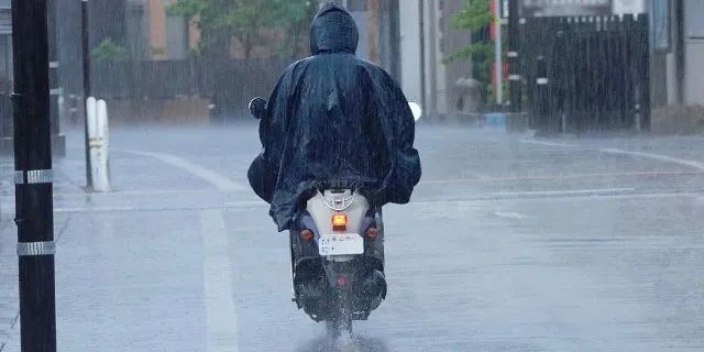 东京某大学台风登陆时还继续上课，学生却连连叫好？日网：就算学校炸了他们也不停！