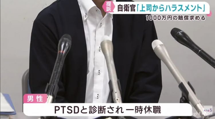 日本自卫队上司强制男下属女装!还对他又亲又抱,甚至吊上高空…日网:这也太“黑”了! 日本自卫队上司强制男下属女装!还对他又亲又抱,甚至吊上高空…日网:这也太“黑”了!