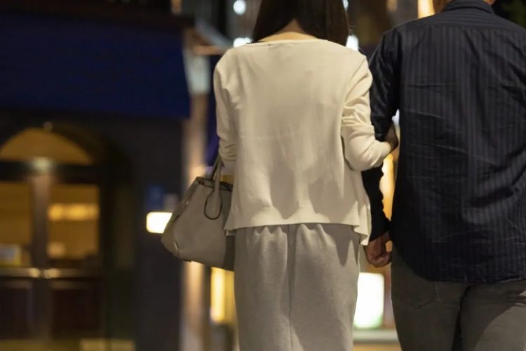 日本高学历女为300万甘做六旬董事长玩物？对警察说自己是“受害者”，但却持毒…？