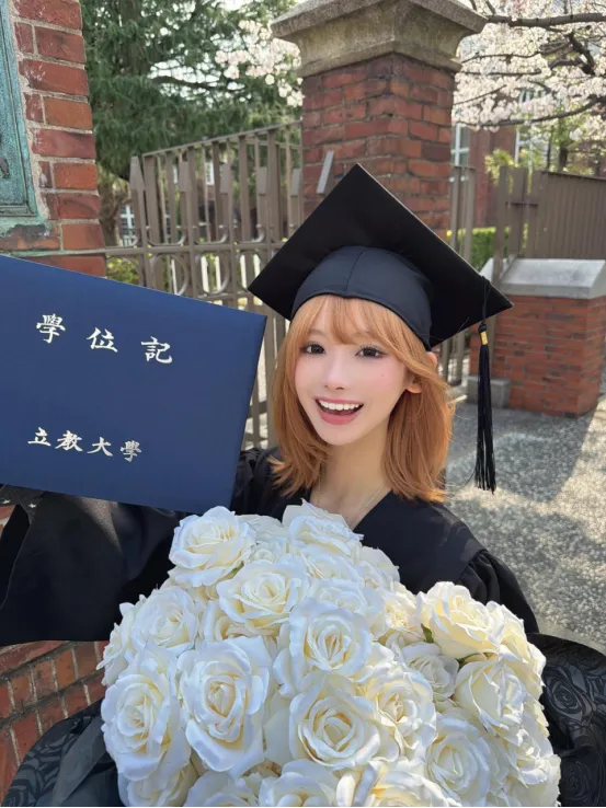 日本“站姐”为爱豆送花,却因“出风头”被持续网暴?最后竟选择直播终结自己…… 日本“站姐”为爱豆送花,却因“出风头”被持续网暴?最后竟选择直播终结自己……