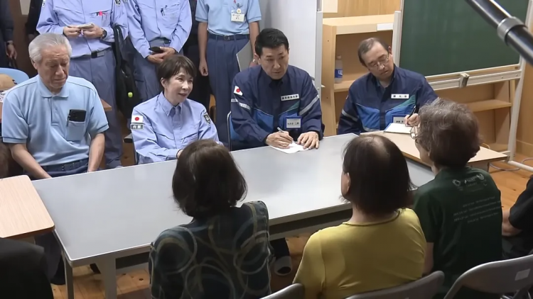 日本民众折千纸鹤献“爱心”，高市早苗俯瞰灾区感叹“活着真好”？！熊本哀嚎：都是废