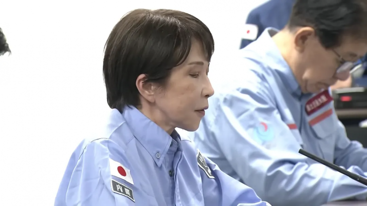 日本民众折千纸鹤献“爱心”，高市早苗俯瞰灾区感叹“活着真好”？！熊本哀嚎：都是废