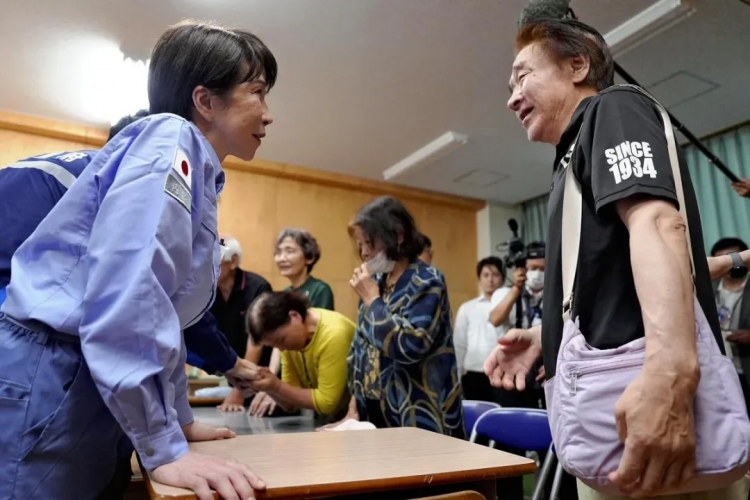 日本民众折千纸鹤献“爱心”，高市早苗俯瞰灾区感叹“活着真好”？！熊本哀嚎：都是废
