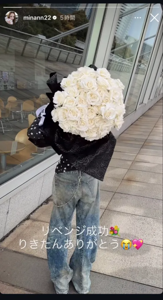 日本“站姐”为爱豆送花,却因“出风头”被持续网暴?最后竟选择直播终结自己…… 日本“站姐”为爱豆送花,却因“出风头”被持续网暴?最后竟选择直播终结自己……