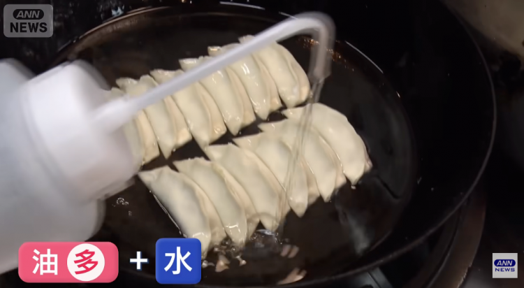 日本网红店饺子再次“违背祖宗”,却让欧美游客狂流口水?网友:这都是什么鬼东西… 日本网红店饺子再次“违背祖宗”,却让欧美游客狂流口水?网友:这都是什么鬼东西…
